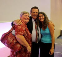 Meine Mentorin Dr. Gabriele Prakama Hauser und ich mit Young Living-Gründer Gary Young bei einem Wien-Besuch nach der Lavendelernte in Frankreich.